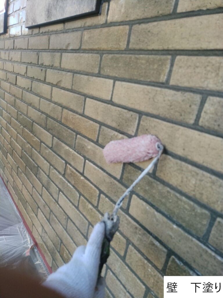 外壁の下塗りを行います。<br />
下塗りは外壁材と中塗り・上塗り塗料との接着力を強め、耐久性に優れた外壁塗膜を作り出す、大切な工程です。